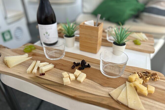 1h Boat Trip + 2h Dockside Local Wine & Food Tasting - Who should book this boat + tasting tour (and who might want to skip)
