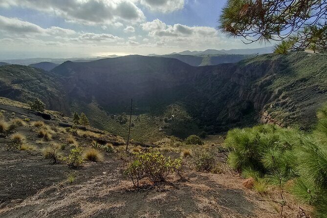 Gran Canaria Premium Tour: Volcanoes and Wine for cruisers - Caldera de Bandama: the volcanic bowl that explains Gran Canaria