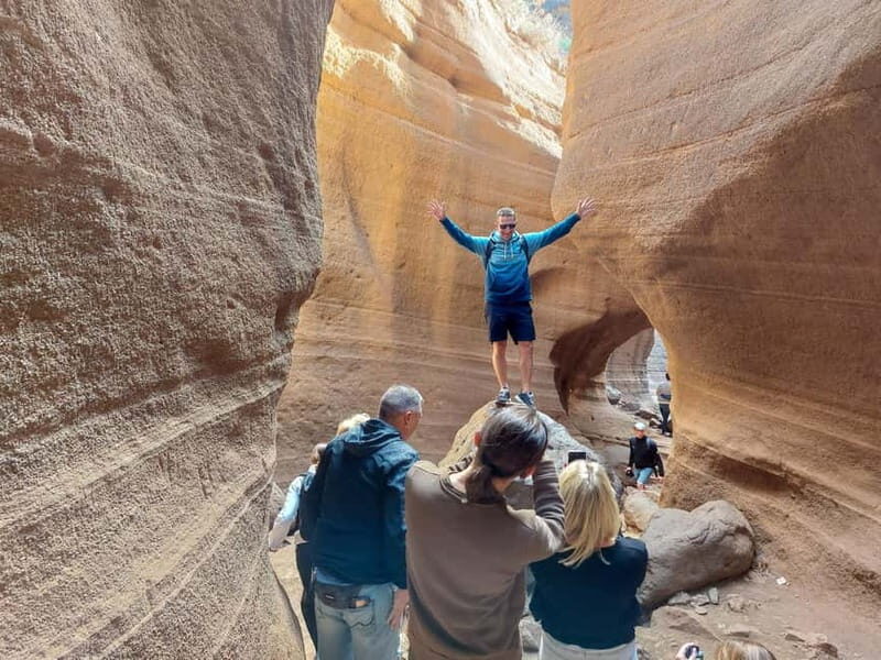 Gran Canaria: Red Gorge, Cave, Oasis Adventure Tour & Picnic - Entering Barranco de las Vacas and the Red Gorge tuff ravine