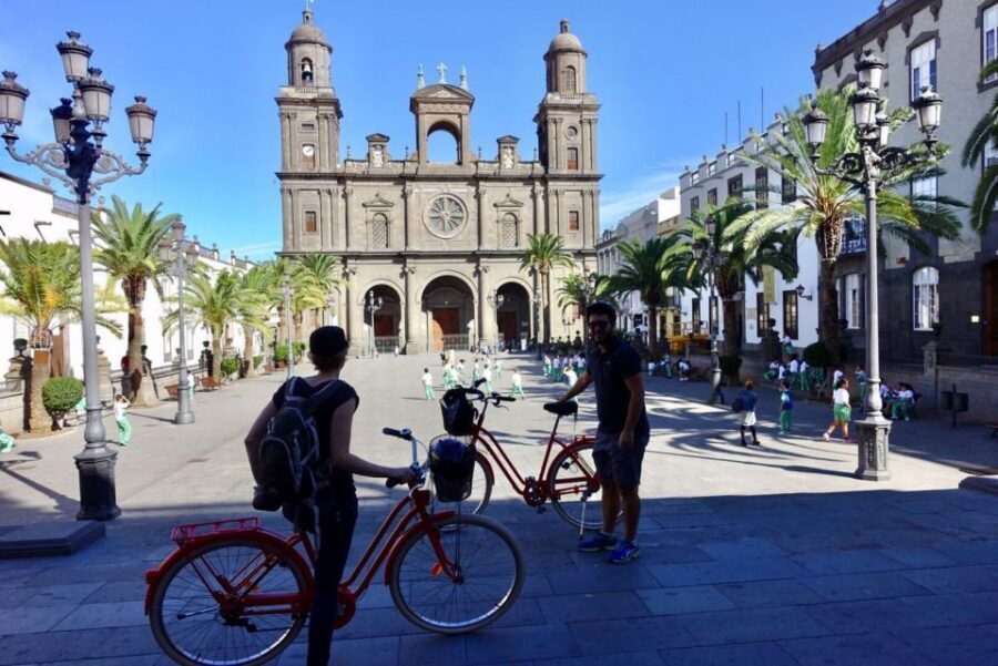 Las Palmas de Gran Canaria: Guided City Tour by Bike - Plaza de España and the Current City Center
