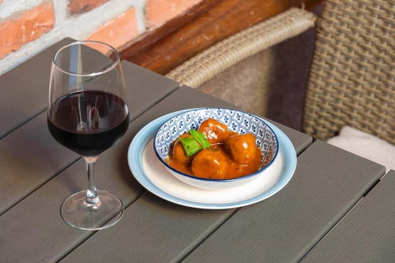 Las Palmas: Gourmet Tapas and Wine Tour in the Old Town - Plaza de Santo Domingo and the Final Mile to El Vasco de Vegueta