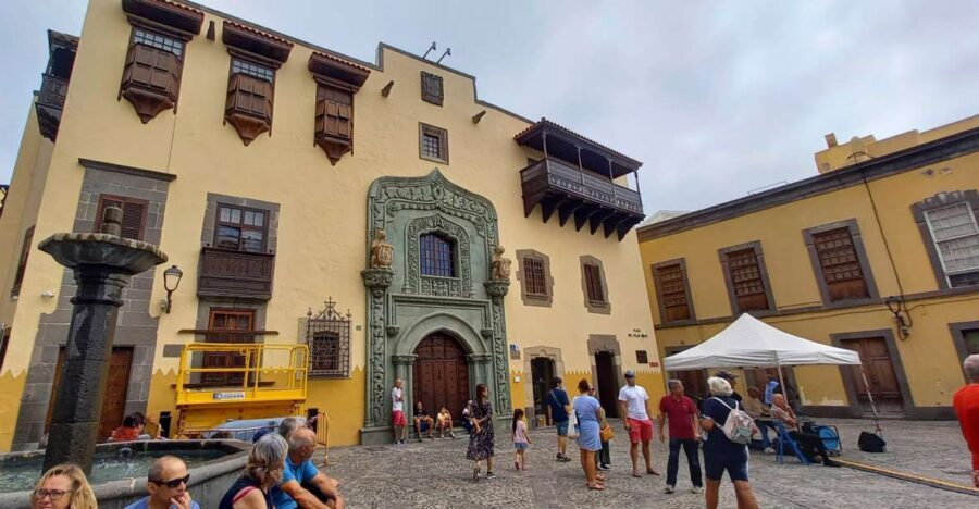 Las Palmas: Private City Highlights & Northern Villages Tour - Las Canteras and the waterfront pirate story in Las Palmas