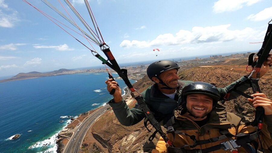 Las Palmas: tandem paragliding flights for everyone - A calm tandem flight above Las Palmas Bay