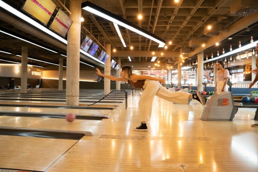 Maspalomas: Bowling Session Entry Ticket at Holiday World - Service and Atmosphere: The Human Side of a 16-Lane Night