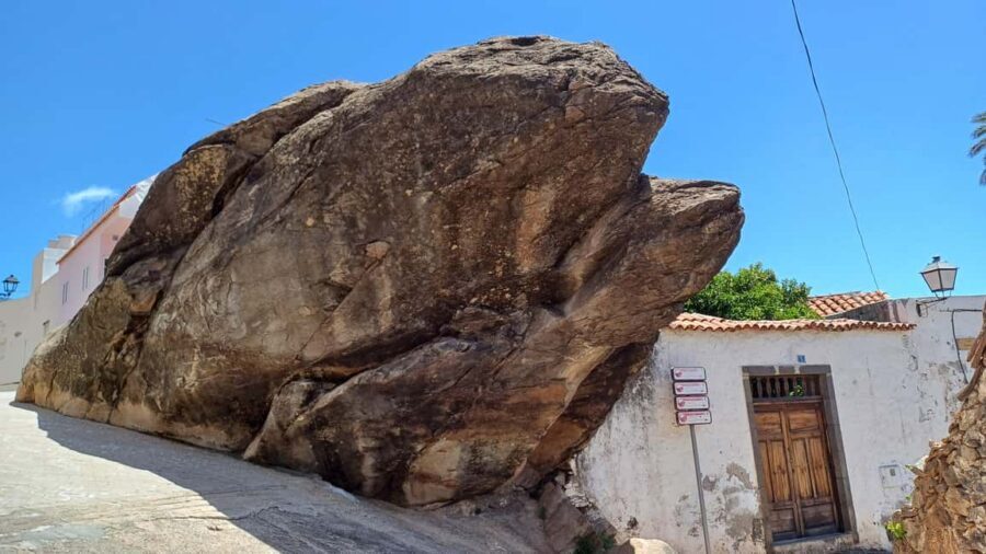 Maspalomas: Hiking to Roque Nublo with 2 authorised guides - Roque Nublo on Foot: About 3 km, Strong Views, and Guided Meaning