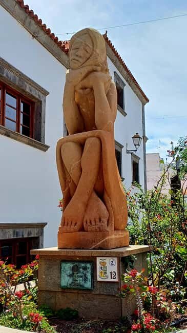 Maspalomas: Hiking to Roque Nublo with 2 authorised guides - Picnic at the Iconic Outcrop: Local Sandwiches and Fruit