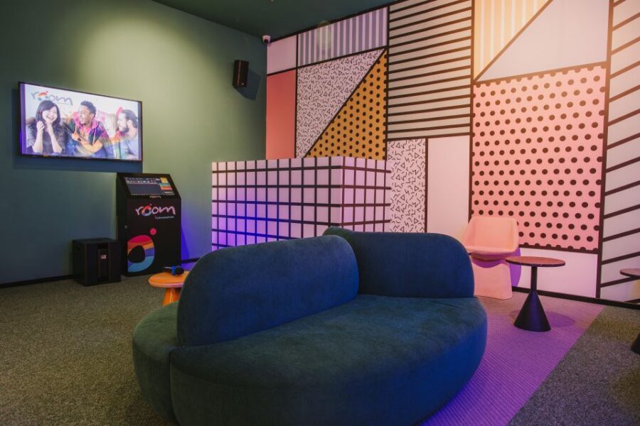 Maspalomas: Holiday World Themed Karaoke Room Rental - Maspalomas after-dark: why a themed karaoke booth is a smart pick