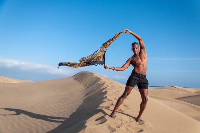 Photoshoot at Dunas Maspalomas in Desert Beach Ocean View - What Lisi does that makes the photos feel easy
