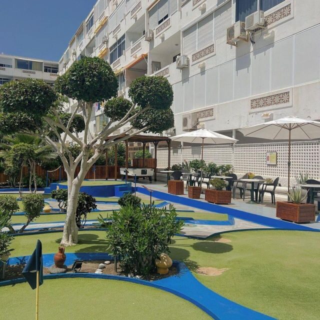 Playa del Inglés: Minigolf Taidia - The setup: grab your club, get your ball, start the round