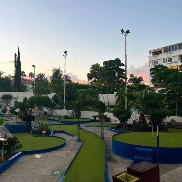 Playa del Inglés: Minigolf Taidia - Seating, cold drinks, and breaks that don’t break the vibe