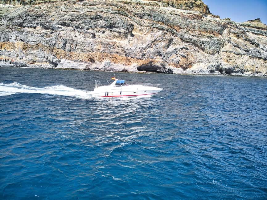 Puerto de Mogán: PRIVATE Yacht for up to 10 persons - Champagne, unlimited drinks, and a meal that actually keeps you going