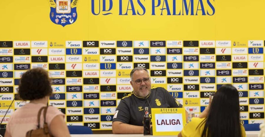UD Las Palmas Gran Canaria Stadium Guided Tour - Guide quality, language expectations, and picture time